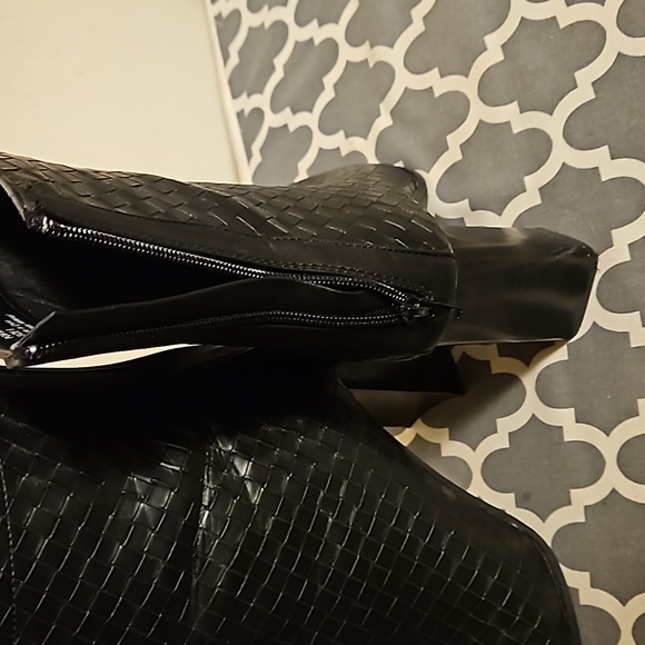 Women's size 8 boot, like new - Picture 3 of 8